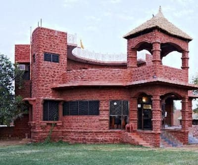 https://imgcld.yatra.com/ytimages/image/upload/t_hotel_yatra_city_desktop/v1444045328/Domestic Hotels/Hotels_Jodhpur/The Desert Haveli Resort and Camp/Overview.jpg